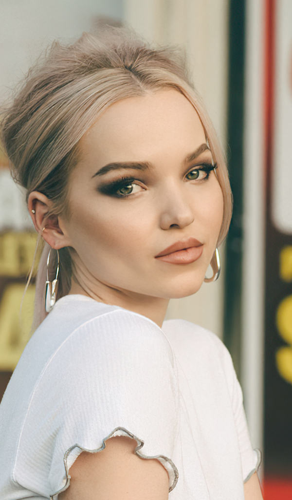 Милая девушка  блондинка, актриса Дав Кэмерон