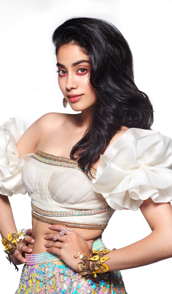 Милая девушка, актриса болливуда Джанви Капур на белом фоне