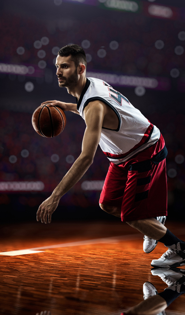 Мужчина баскетболист отбивает мяч на поле 