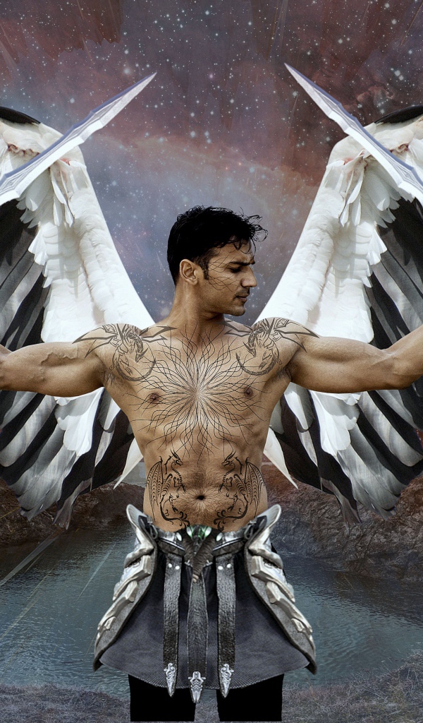 Мужчина боевой ангел с татуировками на теле 