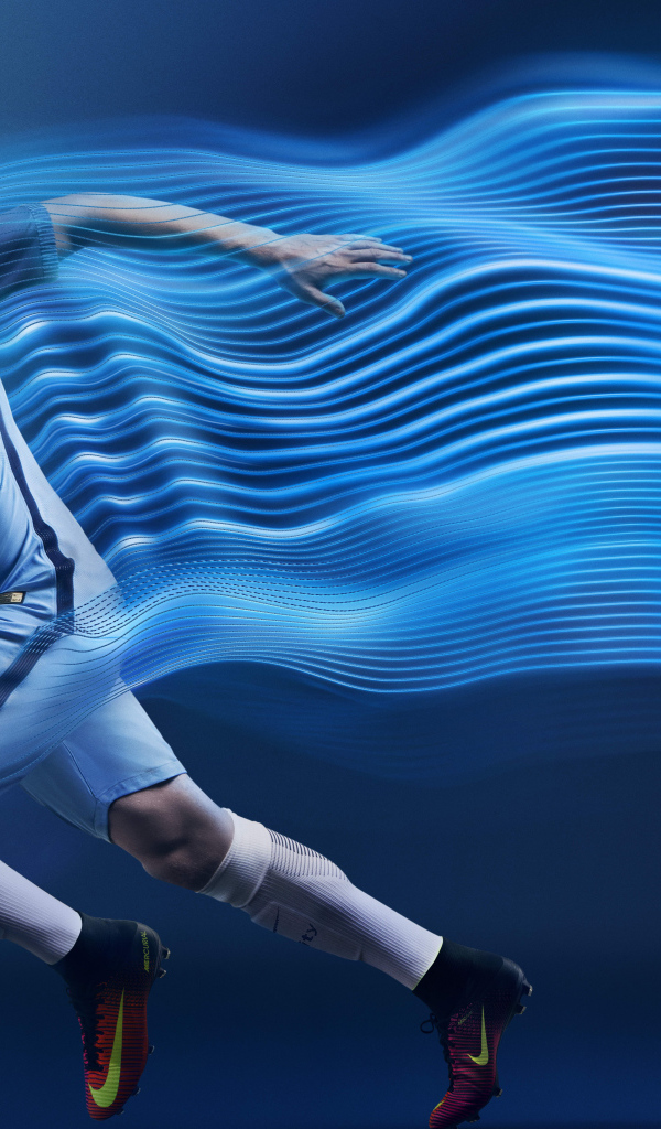 Мужчина футболист оставляет за собой неоновый след 