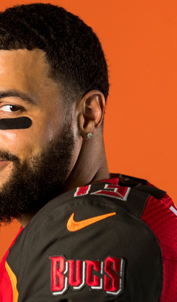 Мужчина с бородой, игрок в американский футбол Майк Эванс