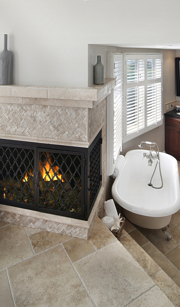 Современная квартира с просторной ванной и камином