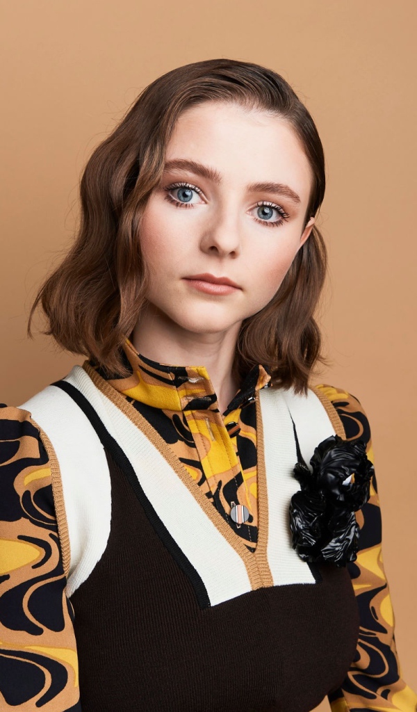 Новозеландская актриса Томасин Маккензи на коричневом фоне