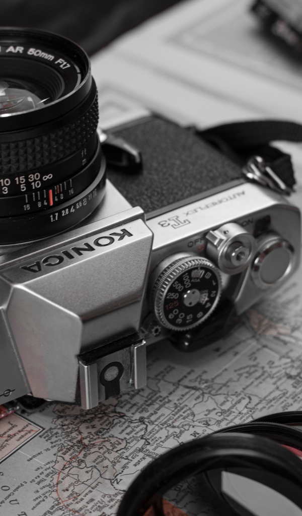Старый фотоаппарат konica лежит на карте