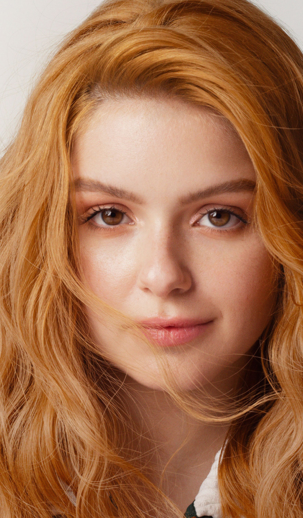 Рыжеволосая девушка, актриса Ариэль Уинтер лицо крупным планом