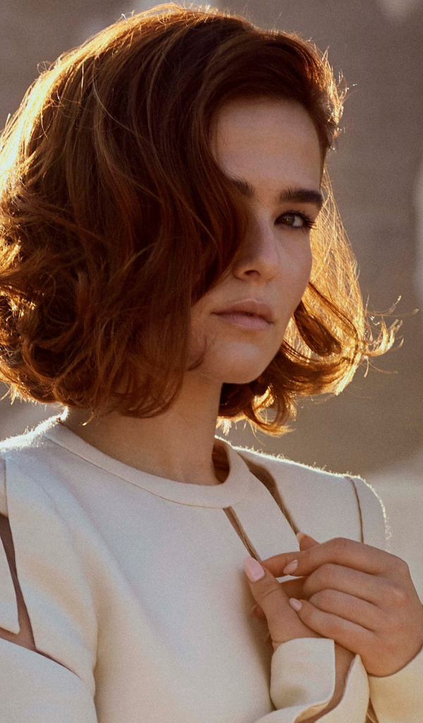 Рыжеволосая девушка, актриса Зои Дойч