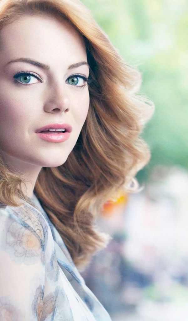 Рыжеволосая зеленоглазая девушка, актриса Эмма Стоун