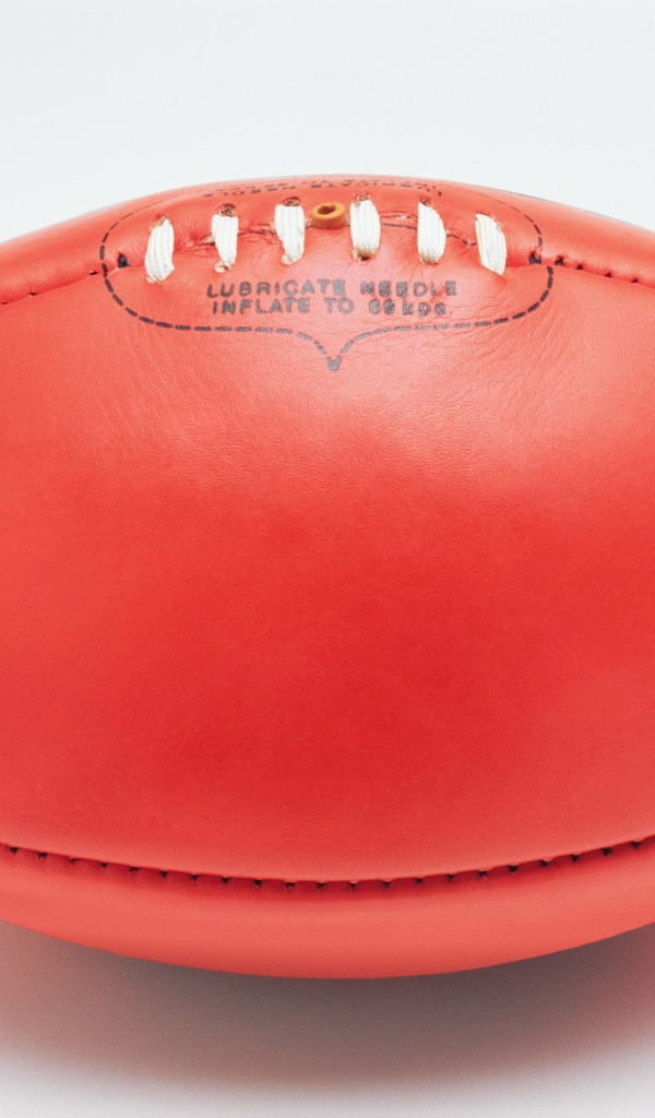 Красный мяч для американского футбола на белом фоне 