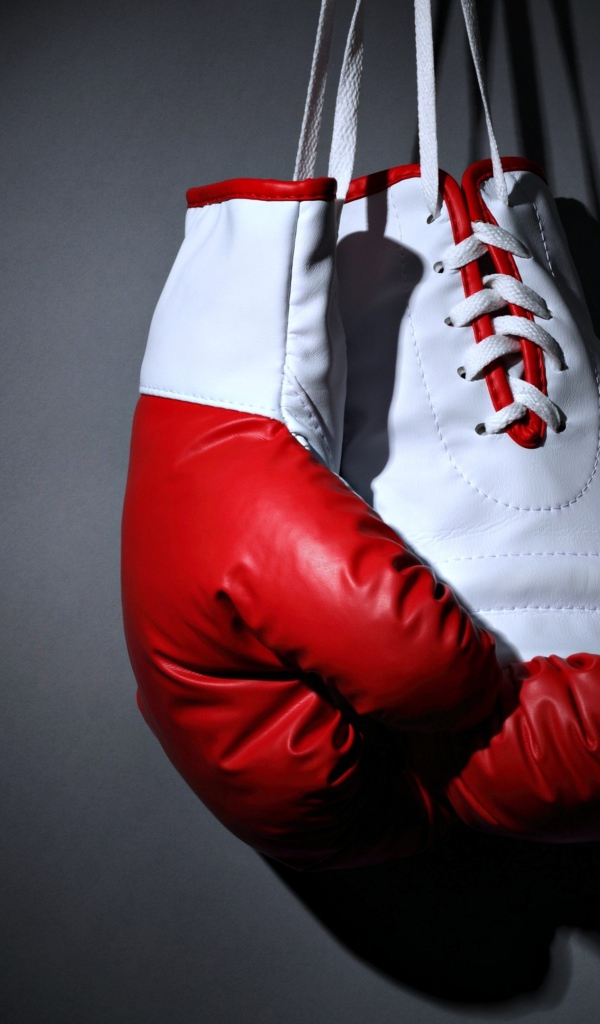 Красные боксерские перчатки на сером фоне