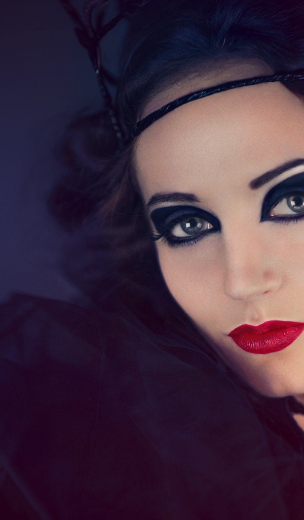 Девушка ретро в черном костюме 