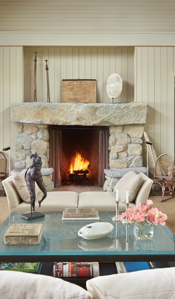 Богатый интерьер гостиной комнаты с камином