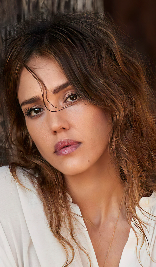 Грустная актриса Джессика Альба в белой рубашке 