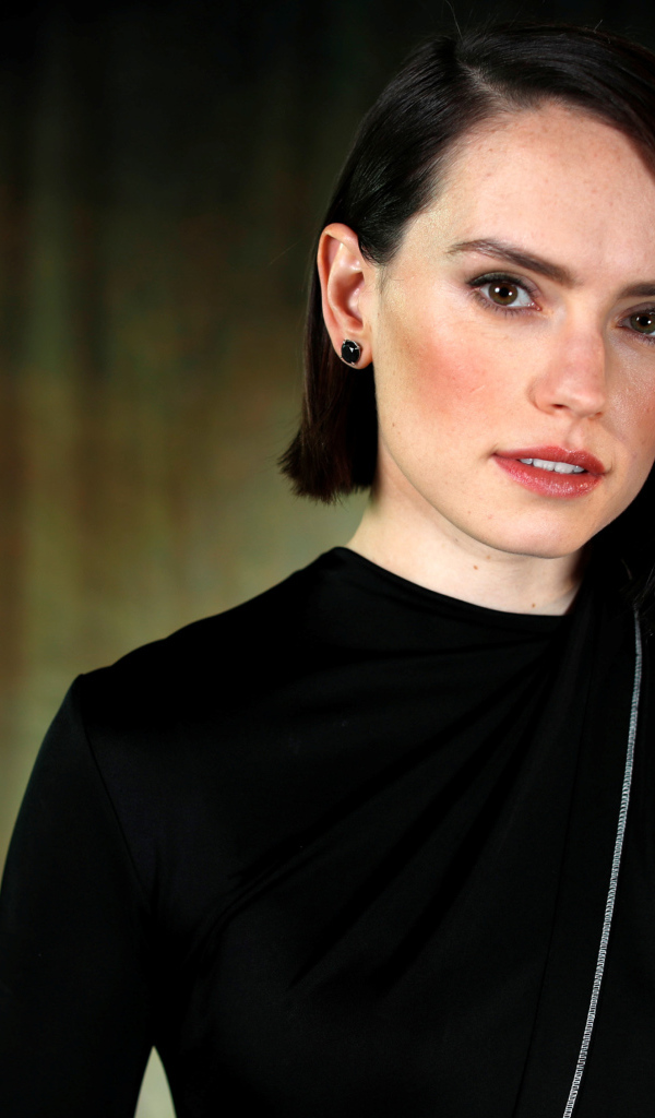 Актриса Дэйзи Ридли  с короткой стрижкой в черном платье