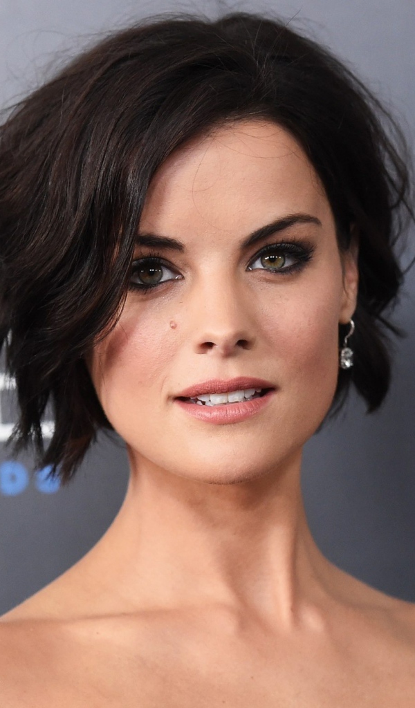 Актриса Джейми Александр с короткой стрижкой