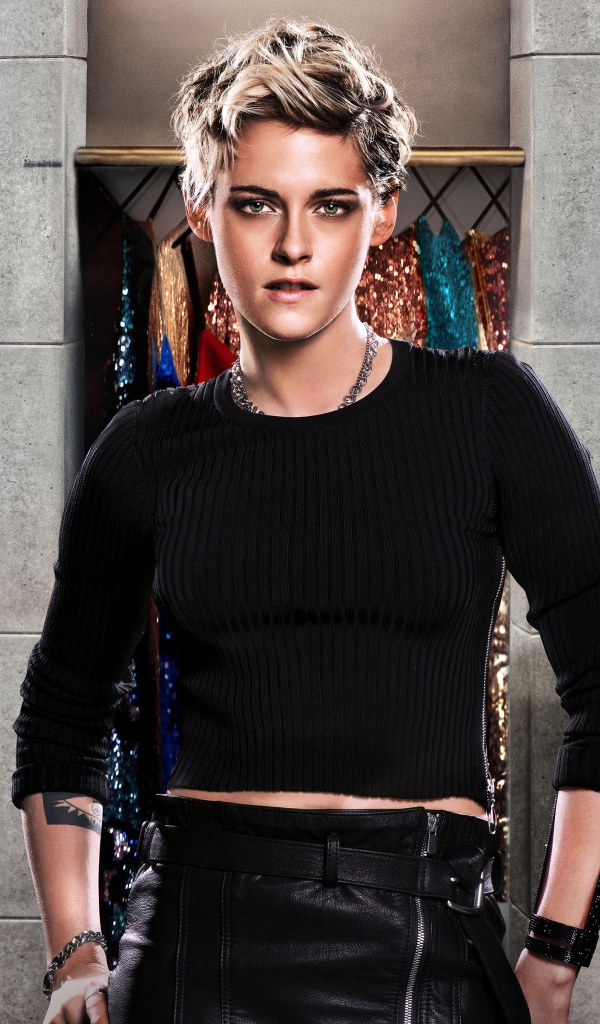 Актриса Кристен Стюарт с короткой стрижкой в гардеробной комнате