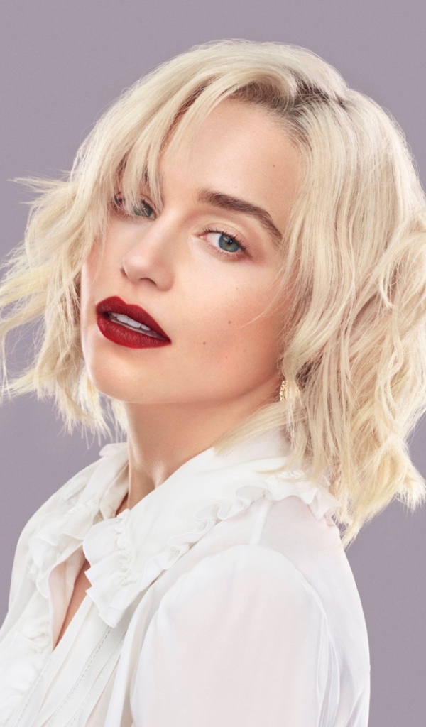 Эффектная блондинка, актриса Эмилия Кларк на сером фоне