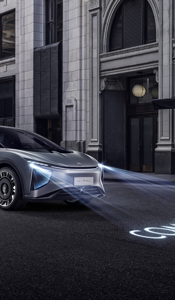 Серебристый электрокроссовер  HiPhi 1,  2020 года на улице города