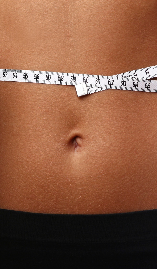 Стройная спортивная девушка с гантелями в руках 