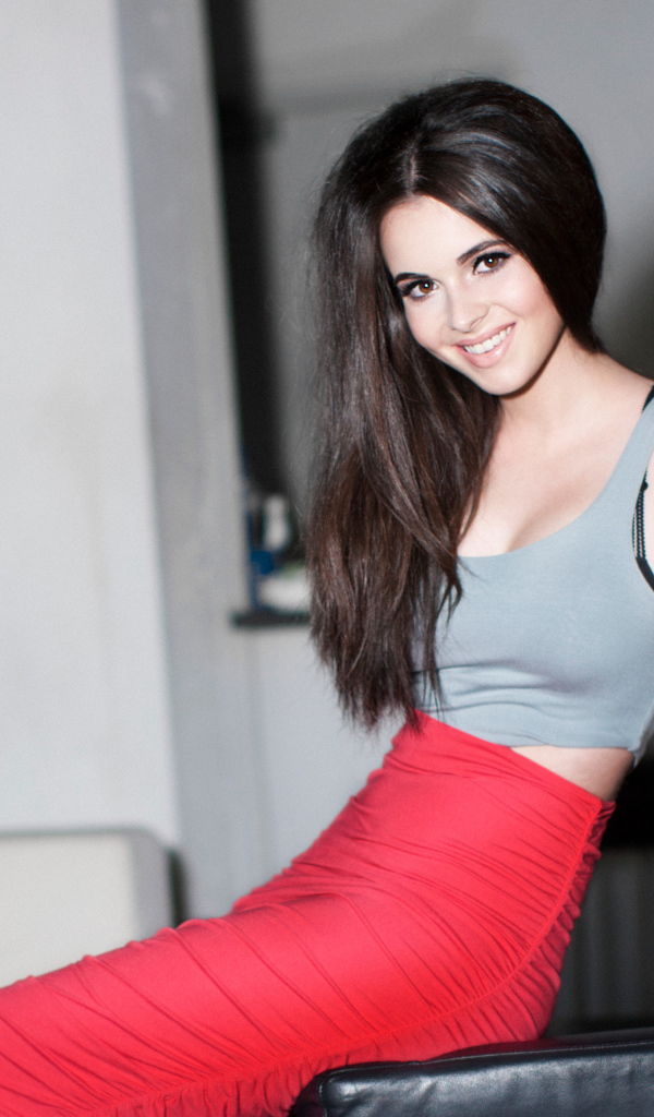 Улыбающаяся девушка, американская актриса Ванесса Марано