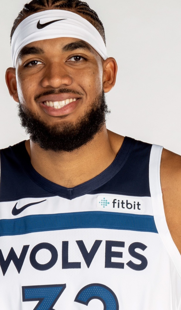 Улыбающийся мужчина, американский баскетболист Карл-Энтони Таунс