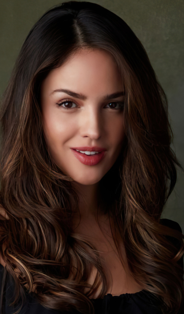 Улыбающаяся мексиканская актриса Эйса Гонсалес