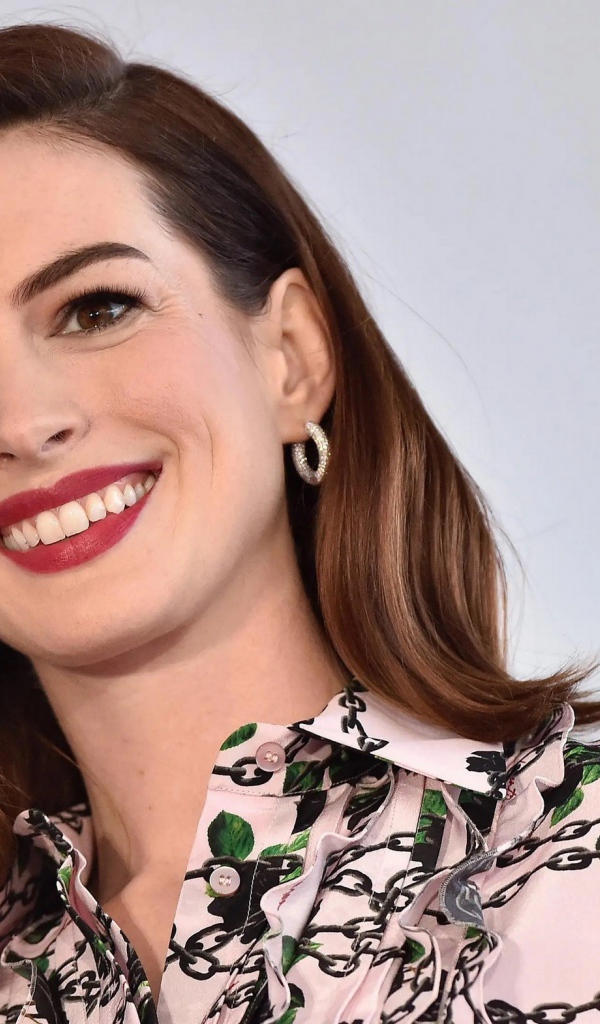 Улыбающаяся актриса Энн Хэтэуэй 