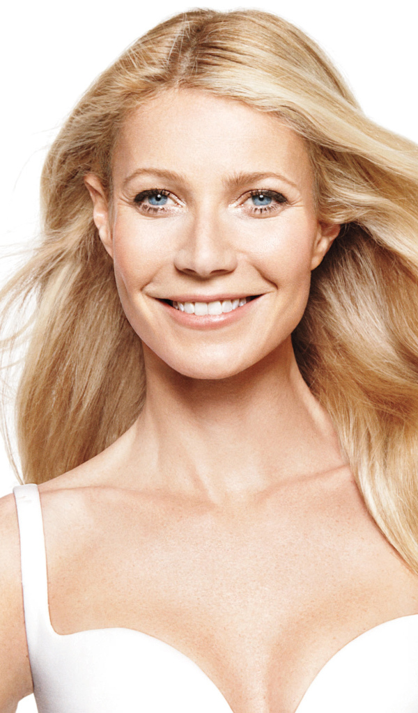 Улыбающаяся актриса Гвинет Пэлтроу на белом фоне