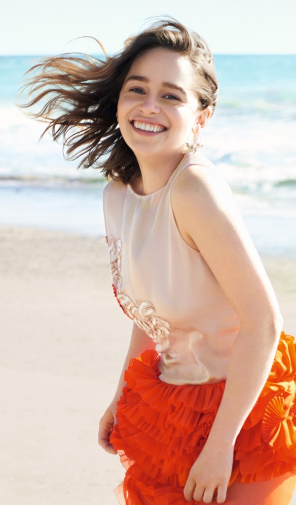 Улыбающаяся девушка, актриса Эмилия Кларк на фоне моря