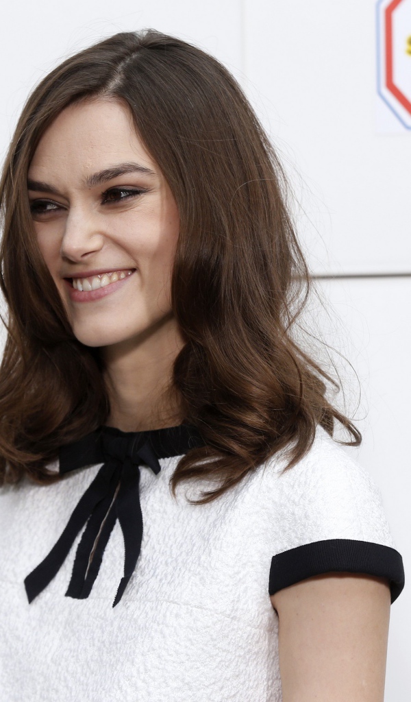 Улыбающаяся девушка, актриса Кира Найтли в платье