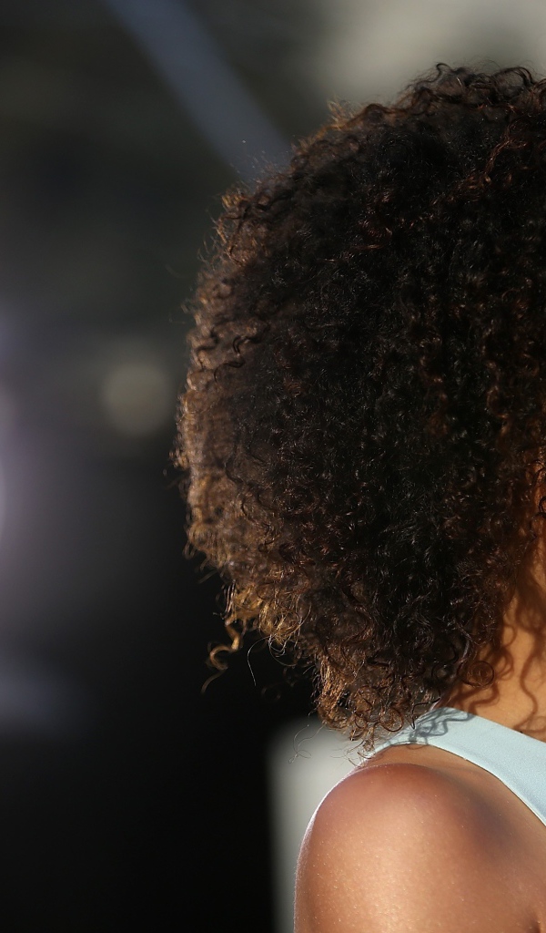 Улыбающаяся девушка, актриса  Натали Эммануэль