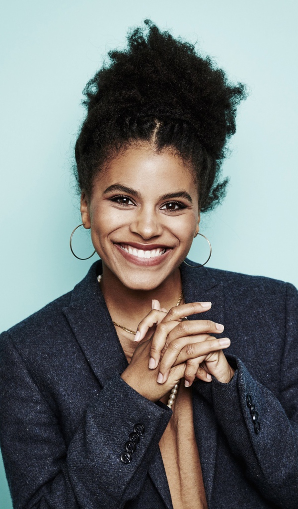 Улыбающаяся девушка, актриса Зази Битц в сером пиджаке