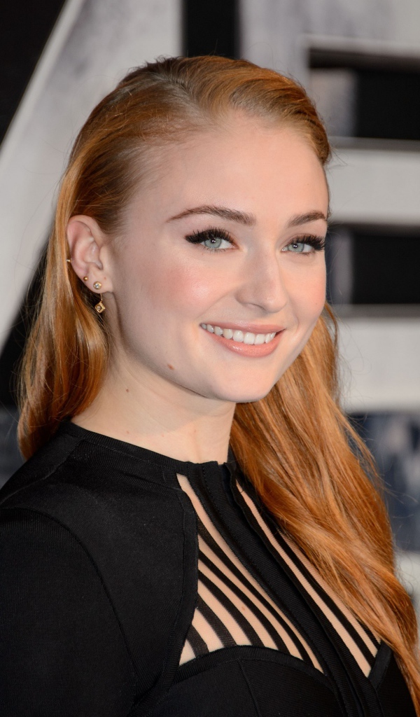 Улыбающаяся рыжеволосая девушка, актриса Софи Тёрнер