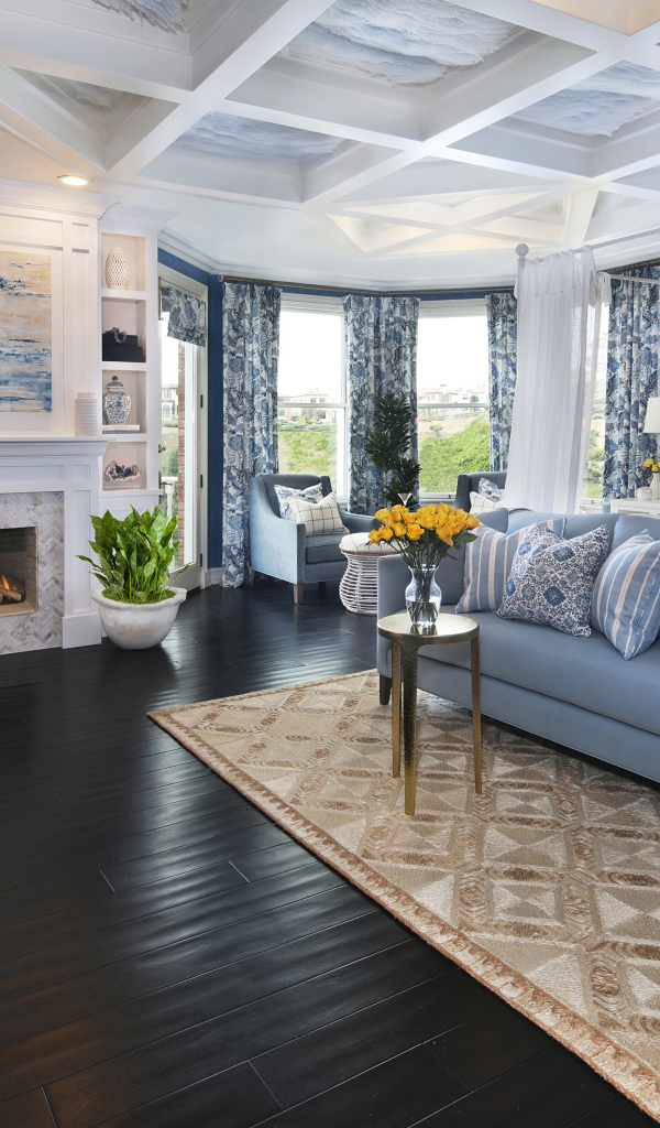 Просторная спальня с диваном и камином