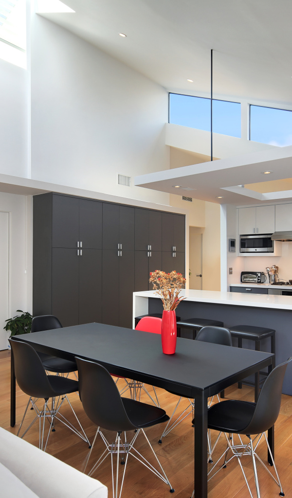 Просторная кухня в серо-белых тонах 