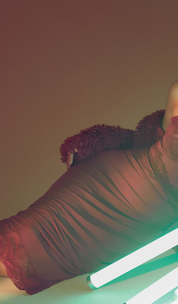 Эффектная актриса Меган Фокс  в красном платье