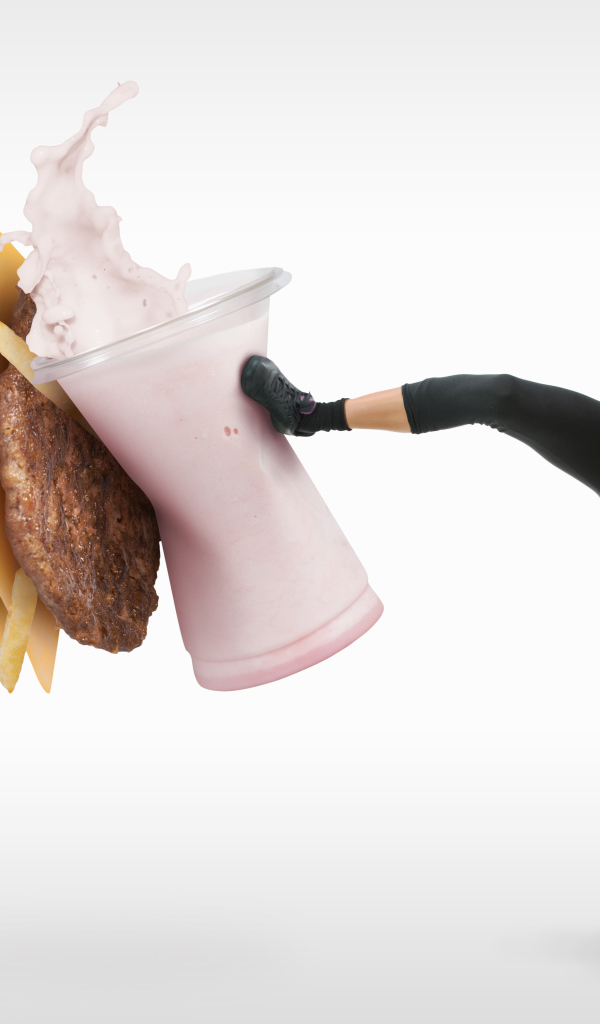 Спортивная девушка против вредной еды 