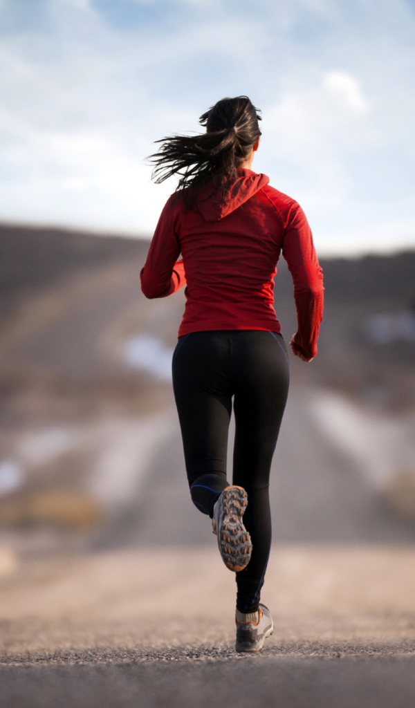 Спортивная девушка занимается бегом