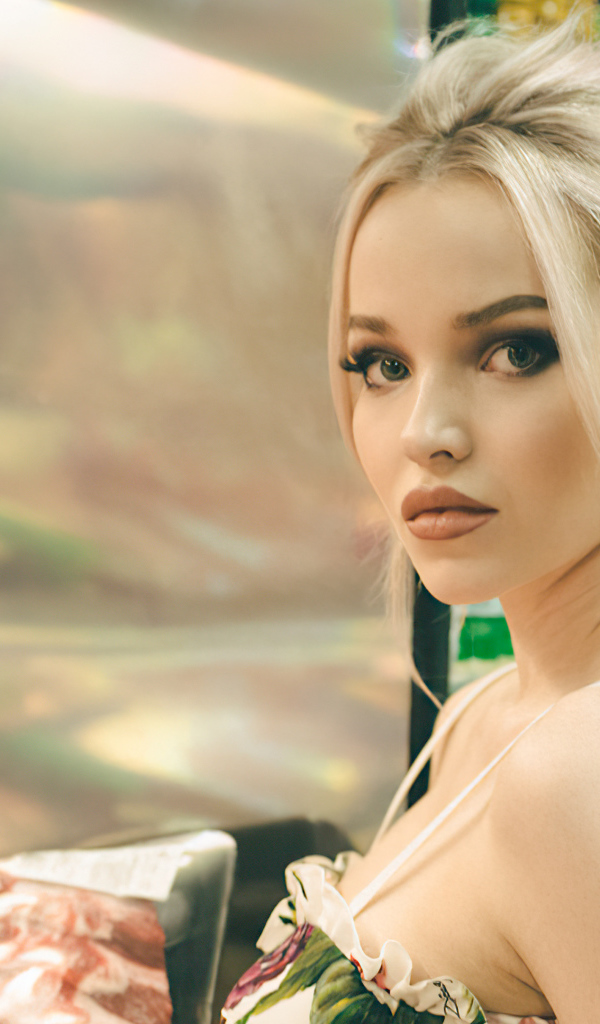 Стильная девушка, актриса Дав Кэмерон 