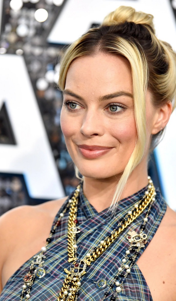 Стильная актриса Марго Робби с украшениями на шее 