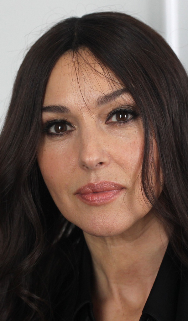 Стильная актриса Моника Беллуччи в черном костюме