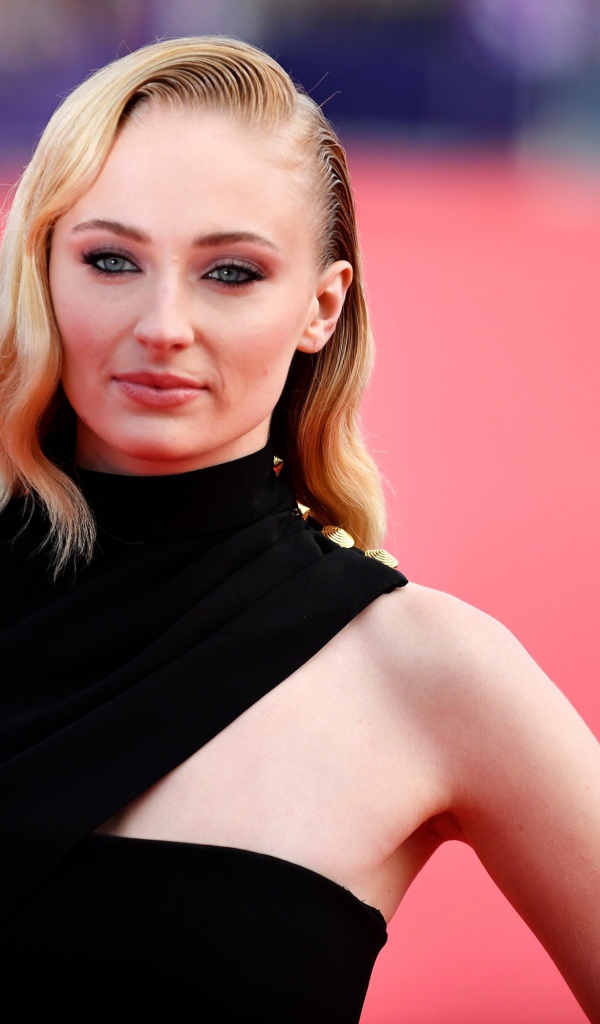 Стильная актриса Софи Тёрнер в черном наряде