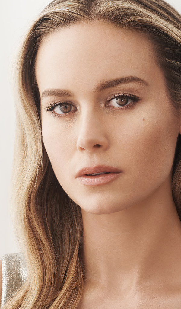 Милая Бри Ларсон стоит у окна