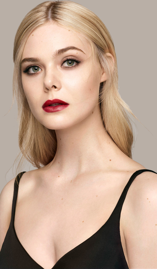 Нежная блондинка Эль Фаннинг на сером фоне