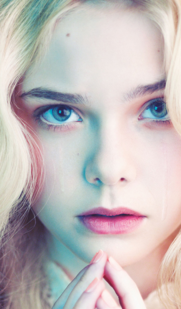 Нежная блондинка, актриса Эль Фэннинг лицо крупным планом