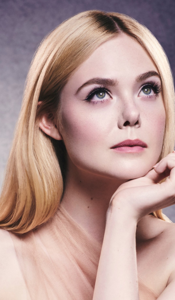 Нежная девушка, актриса Эль Фэннинг на сером фоне 