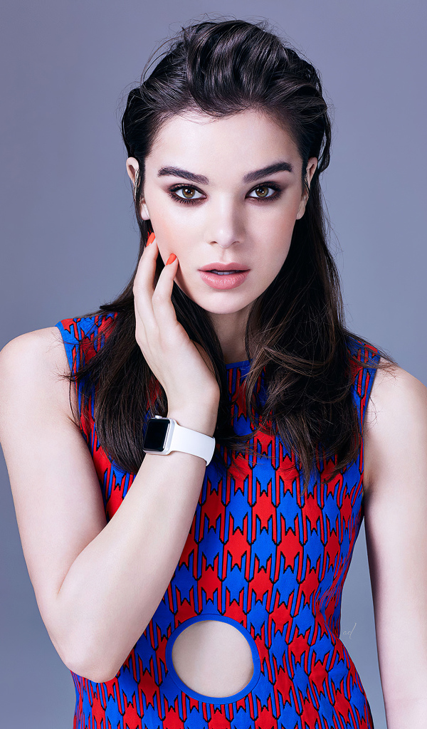 Нежная девушка, актриса Хейли Стейнфилд на фоне серой стены