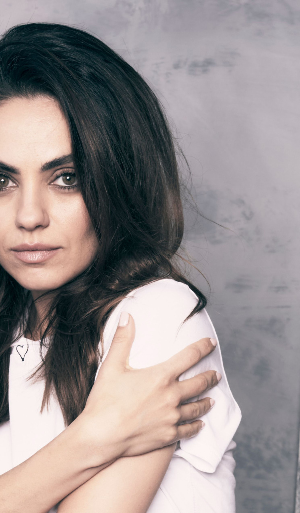 Нежная девушка, актриса Мила Кунис на сером фоне