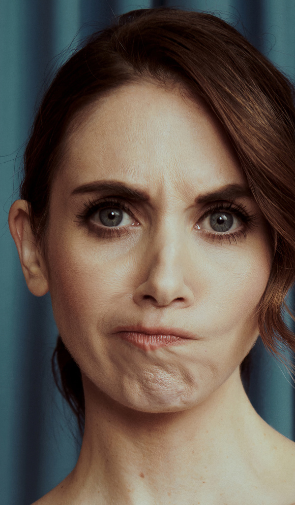 Недовольное лицо актрисы Элисон Бри 