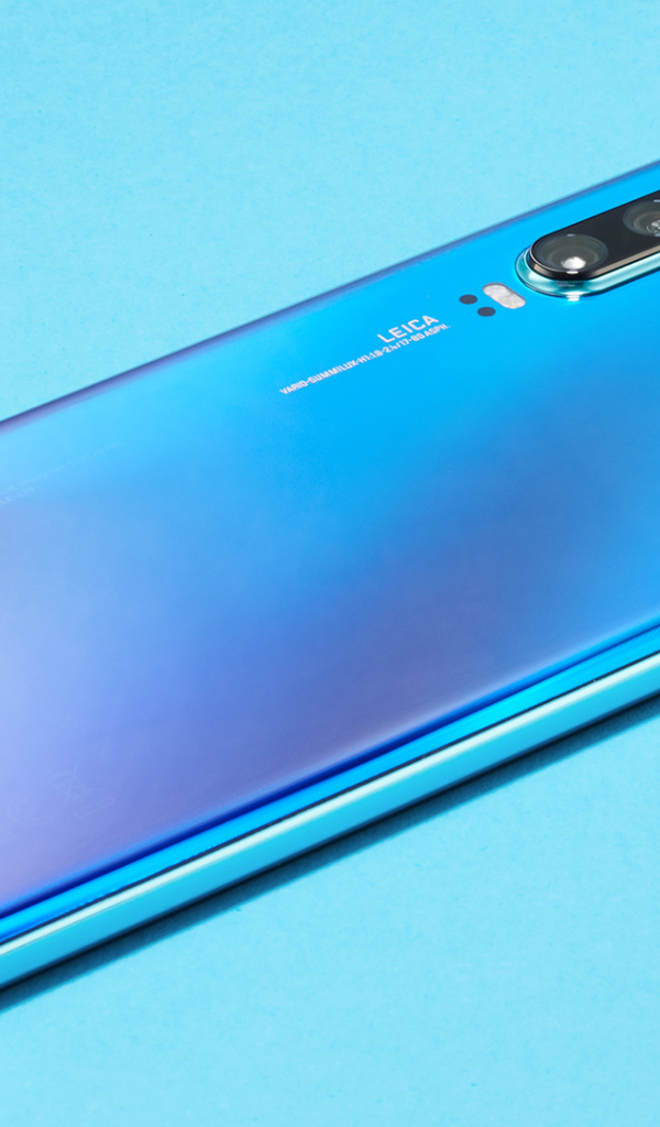 Новый смартфон Huawei P40 на голубом фоне